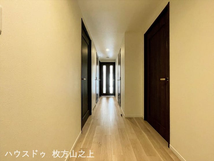木目が映える、落ち着いた内装です。