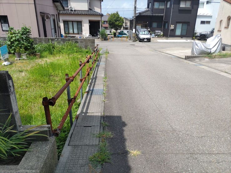前面道路は5m!対向車とのすれ違いも楽ちん♪