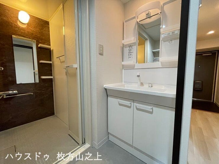 ブラウンを基調とした、落ち着きのある洗面スペースです。