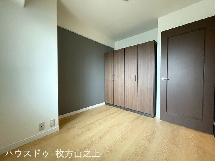 アクセントクロスがおしゃれな落ち着きある洋室