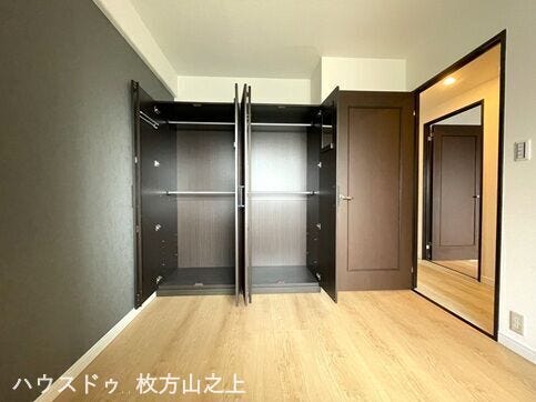 大容量クローゼット付きで収納力のある洋室