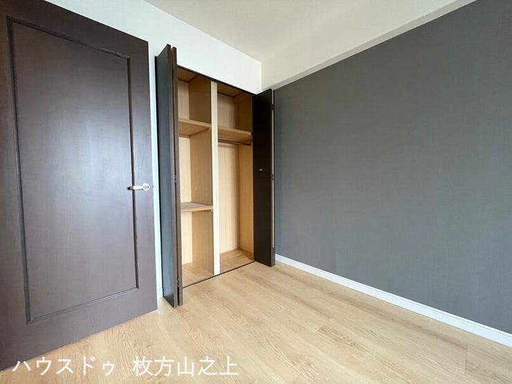 衣類も小物も分けて収納できる便利なクローゼット