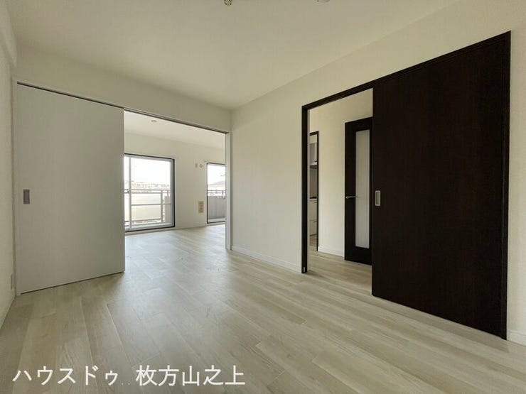 引き戸でリビングとつながる明るい洋室です。