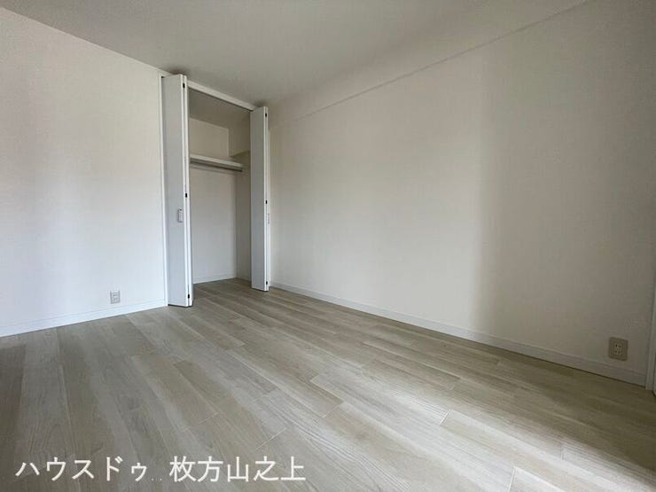 クローゼット完備の使いやすい6帖洋室