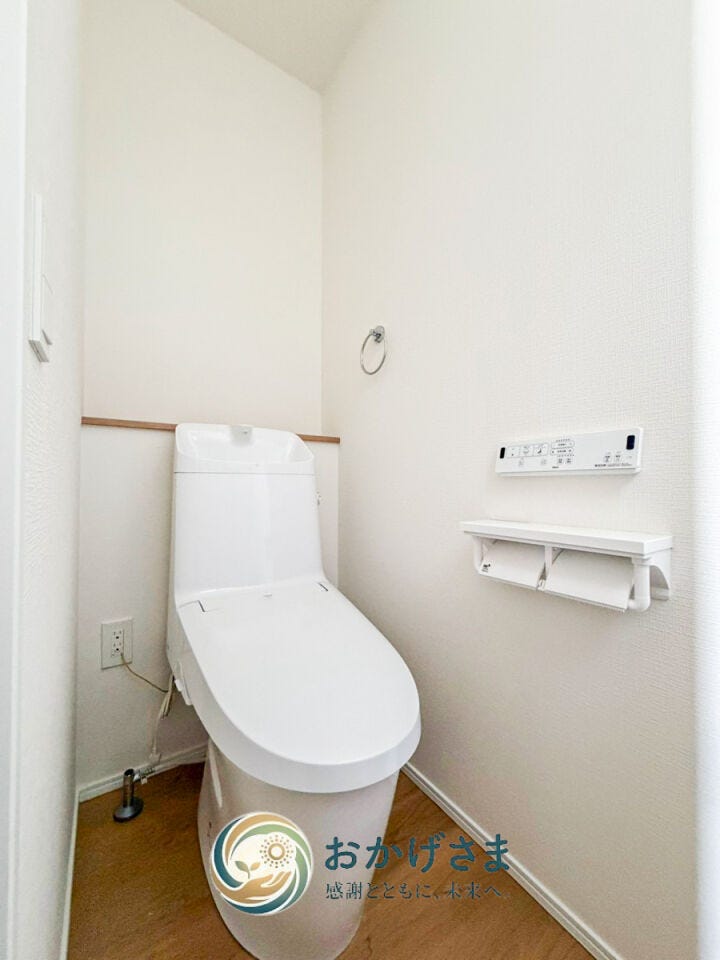 【トイレ】
温かみのある木目調フロアのトイレ空間。手洗い一体型便座と、予備も置けるダブルトイレットペーパーホルダー付きです。