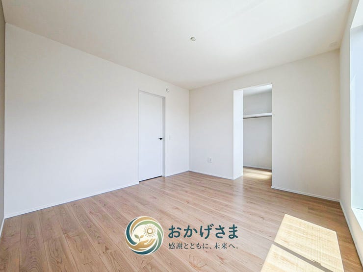 【洋室】
奥にウォークインクローゼットを備えた開放的な洋室。ナチュラルな木目床が心地よく、主寝室にもぴったりです。