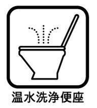 年中温かいので安心して便座に座ることができます。冬場のヒートショックを防ぐだけでなく、温水洗浄によるお尻の清潔維持や、便座を拭きやすくすることで感染症予防にも貢献。毎日を衛生的で快適に過ごせる設備です