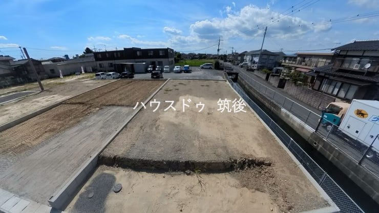 上空から見ると、分譲地全体の配置や前面道路との位置関係がわかりやすく、現地の開放感も感じられます。