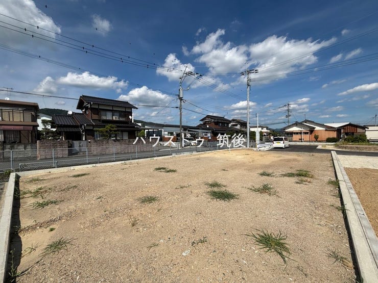 メイン道路から1本入った立地のため、車の出入りがしやすく、住環境も比較的落ち着いています。