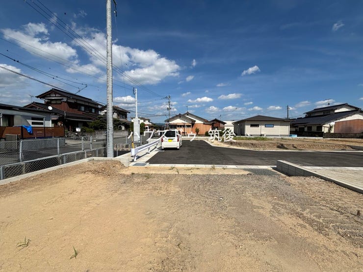 前面道路が広めに整備されているため、お車のすれ違いや駐車のしやすさも魅力のひとつです。