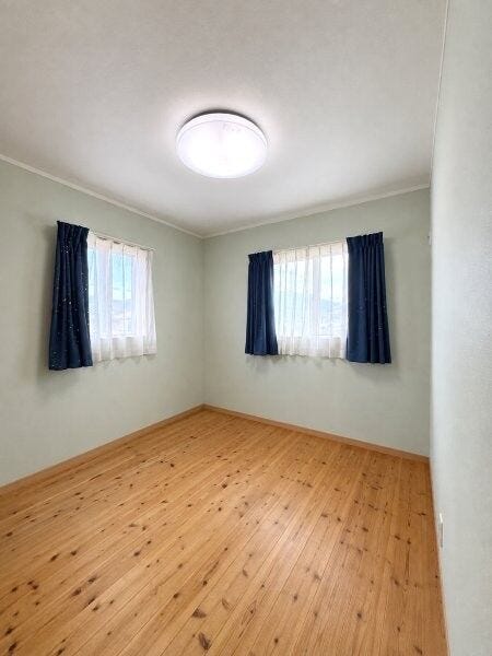 AI技術により家電・荷物等を加工しております。シンプルな洋室です。住む方によってアレンジを楽しめますね。
