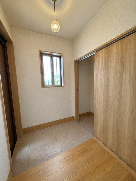 AI技術により家電・荷物等を加工しております。玄関横にクロークあり!日用品や靴などをすっきりと整理できます。