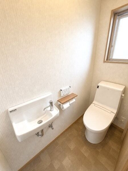 AI技術により家電・荷物等を加工しております。2階のトイレです!小窓があるので換気も十分にできますね。
