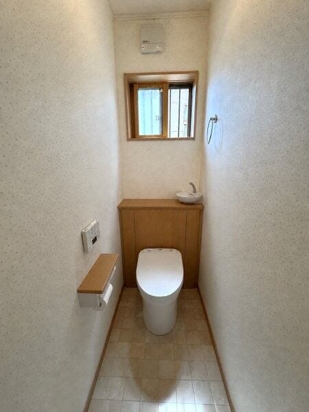 AI技術により家電・荷物等を加工しております。1階のトイレは、おしゃれな手洗器付き!小窓があるので換気も十分にできますね。