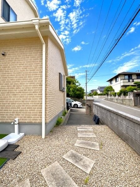 庭へと続く石畳がおしゃれですね