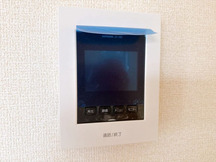 来客時に便利なTVモニター付きインターホン!お子様のお留守番にも安心です♪ 訪問者の顔や様子を室内からしっかり確認してから応対できるため、不審な勧誘や突然の来客にも落ち着いて対応できます。