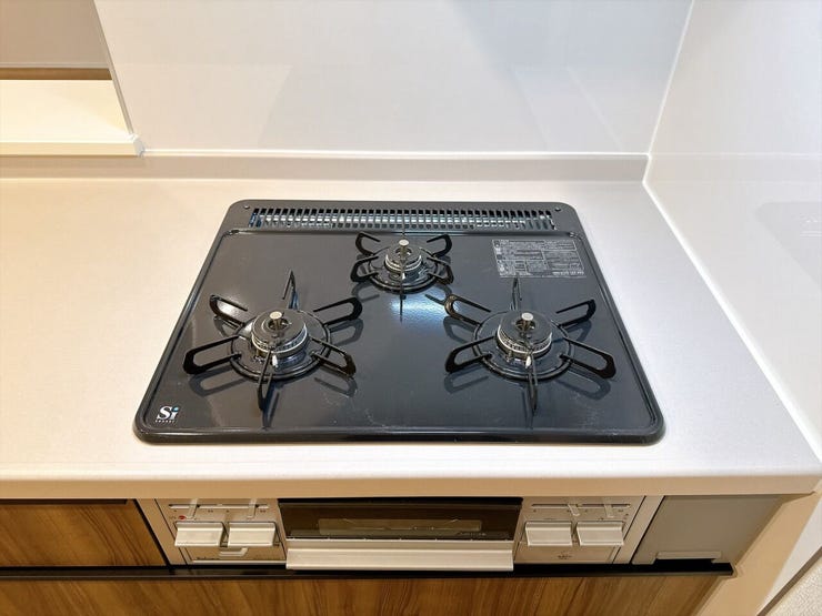 使いやすい3口コンロでお料理の時間がより楽しくなりそうです。汁物、炒め物、煮込み料理を同時に進められるため、夕食の準備もスピードアップ!忙しい毎日でも、手際よく美味しいお料理が完成します。