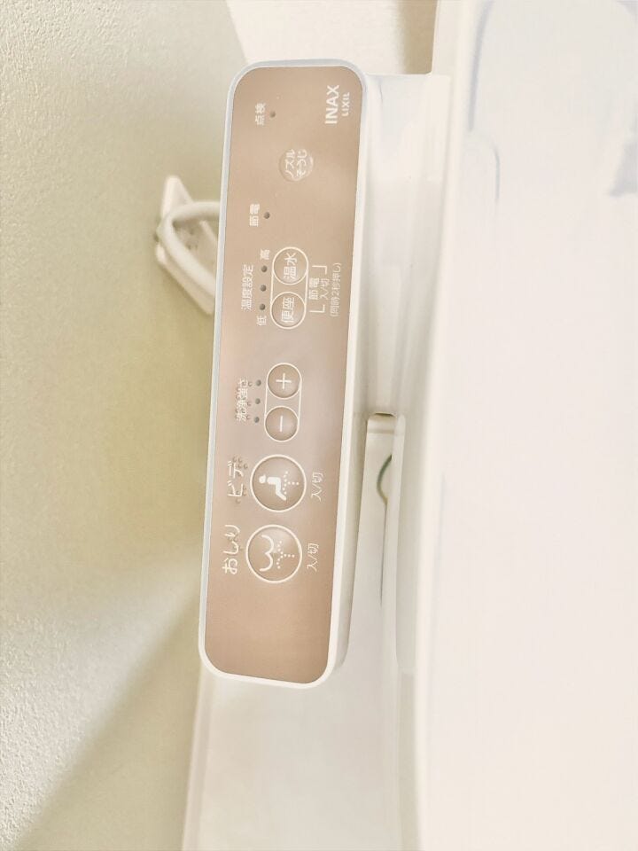 年中温かいので安心して便座に座ることができます。また、感染症予防などのメリットも!冬場のヒヤッとする不快感を無くし、体の冷えや血圧の急変動を防ぎます。みんなが毎日ホッとリラックスして使える空間です