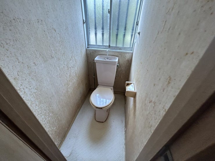 【8月21日まで現況販売】1階トイレの写真です。トイレは1階、2階の2箇所ございます。