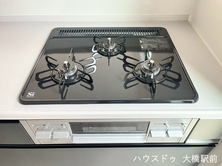 家族の食事や品数の多いお弁当作りも、3口同時に調理すればあっという間に完成。忙しい朝や夕食時にゆとりが生まれます。とろ火から強火まで火力調整も自由自在で、本格的な料理も楽しめます。