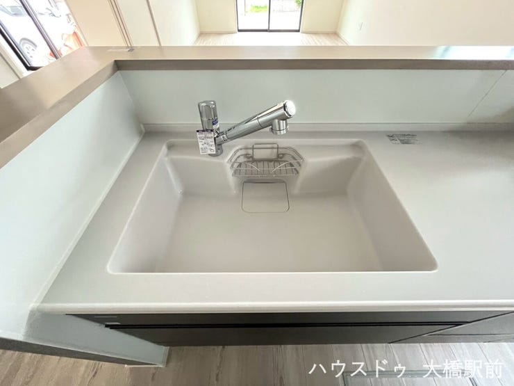ゆったりとした広さがあり、大きなお鍋やフライパンもスムーズに洗い流せる使い勝手の良いシンクです。調理スペースを広く確保できるため、毎日の家事効率もアップします。