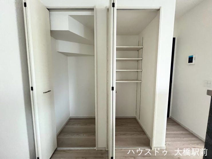 食料品のストックや調理家電をすっきりと収納できる便利なパントリー。買い置きがかさばっても余裕で収まり、キッチンまわりをいつでも綺麗に保てます。