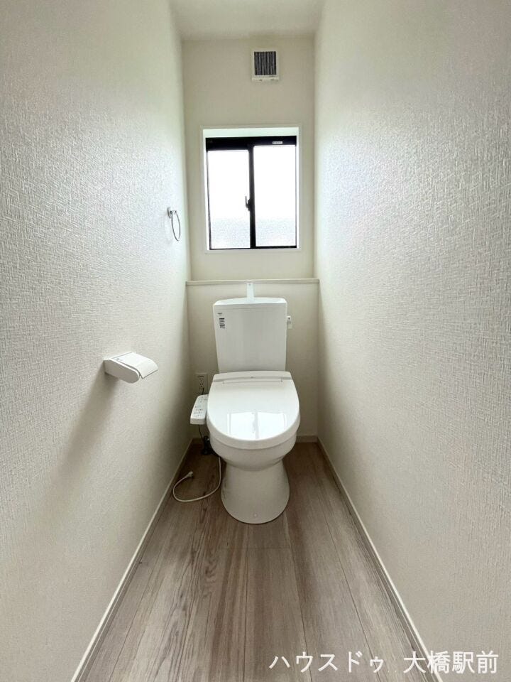 毎日使う快適な温水洗浄便座付きトイレは、清潔感と使いやすさが嬉しいポイント。落ち着いた空間で快適に利用できる設備です♪