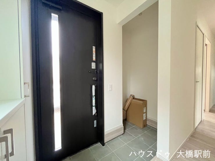 シューズボックスを配置し、ご家族全員分の靴をすっきりと収納できる機能的な玄関スペースです。明るく清潔感のある玄関は、家族を気持ちよく迎えてくれる住まいの入り口。