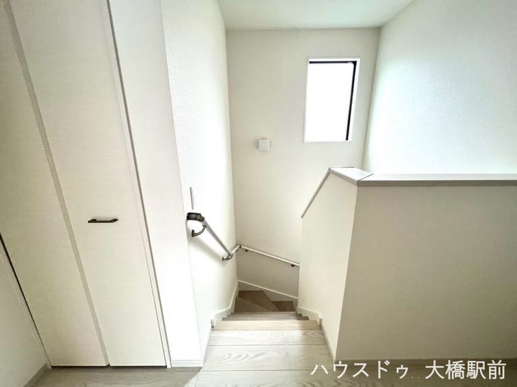 各居室へスムーズに移動できる明るく開放的な2階ホール。窓からの心地よい光が差し込み、プライベート空間への動線をつなぐすっきりとした空間です。