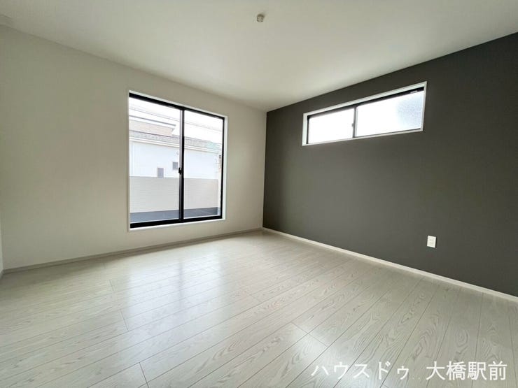 お部屋のアクセントになるデザインクロスを取り入れることで、空間全体がぐっと洗練された印象に仕上がります。