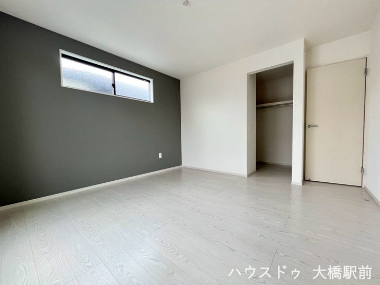 ベッドや家具を配置してもゆとりを持ちやすい洋室。毎日の睡眠を大切にできる、落ち着いた空間となっています。