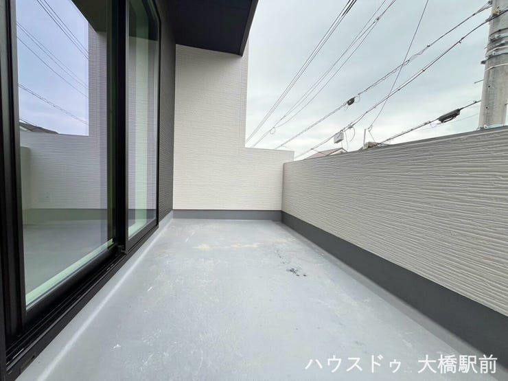 洗濯物をしっかり干せる便利なバルコニー。家事スペースとしてはもちろん、外の空気を感じる場所としても活用できます♪