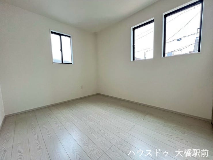 2面採光の明るいお部屋で、心地よい自然光と爽やかな風を感じられる開放的な空間です。毎日の暮らしを快適に彩る、陽当り良好で居心地の良い住まいを実現しました。