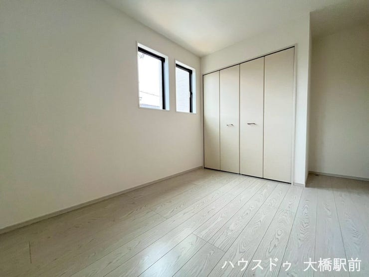 各居室に収納スペースをしっかりと完備し、お部屋をすっきりと広く使える洋室です。大きな窓からたっぷり採光が取れるため、日中も明るく心地よいプライベート空間が広がります。