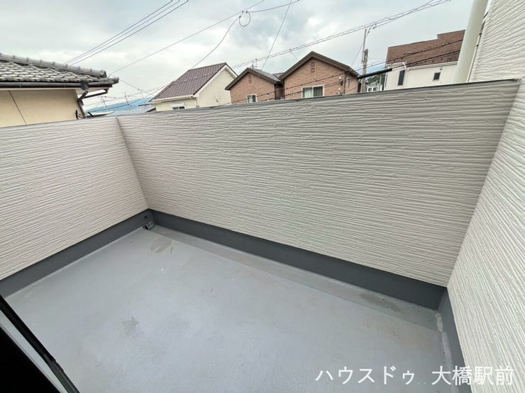 洗濯物を干すのはもちろん、外の空気を感じながらリフレッシュできるバルコニー。日々の暮らしに便利な空間です♪