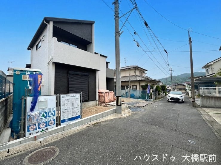 前面道路は交通量が少なく、小さなお子様がいるご家庭でも安心の穏やかな住環境です。静かで落ち着いた立地に加え、毎日の暮らしを心地よく過ごせる充実の設備や十分な収納スペースが整った快適な住まいです。