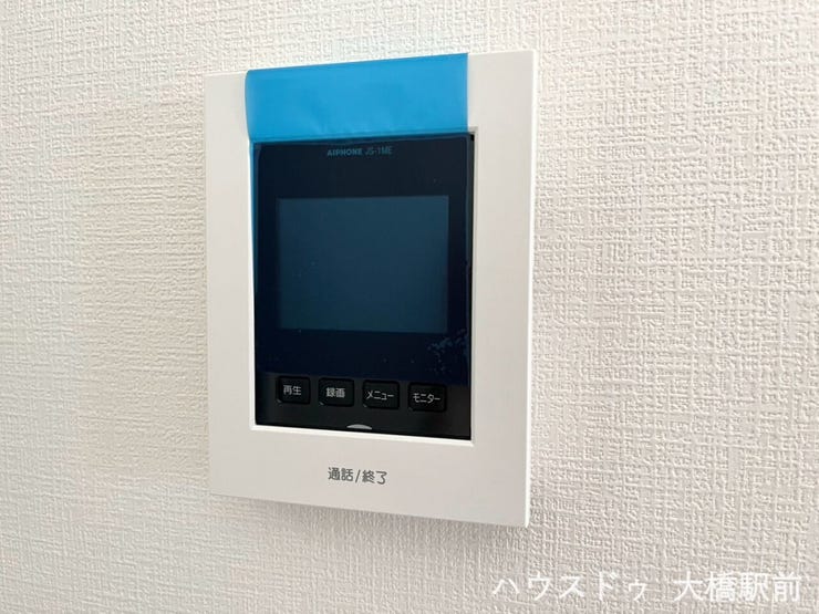 来訪者を室内から確認できるTVモニター付きインターホン。突然の訪問でも相手を確認してから対応できるのが嬉しいポイントです。