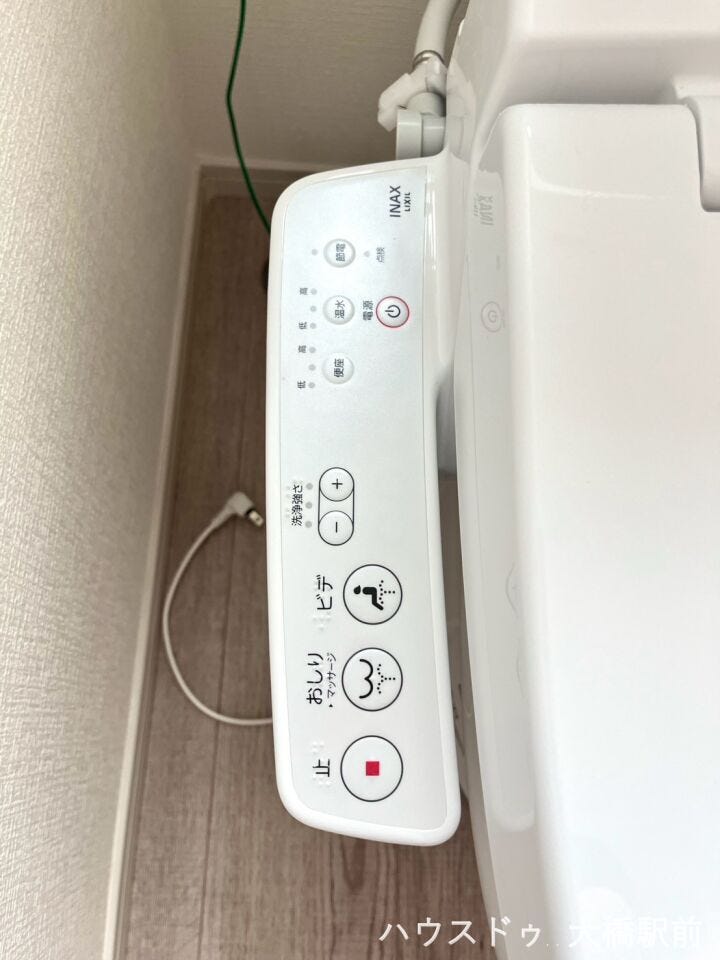 毎日を清潔で快適に過ごすための温水洗浄便座。手元で簡単に操作できる使いやすい袖リモコン仕様で、ご家族みんなが心地よく使えるサニタリー空間を演出します。