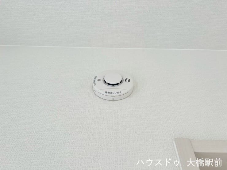 万が一の火災を素早く感知し、音声とブザーでいち早くお知らせする住宅用火災警報器を各居室に完備。就寝中や別室にいるときのリスクにもしっかり備え、ご家族の安心・安全な暮らしをしっかりと守ります。