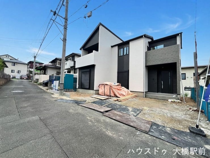 前面道路は交通量が少なく、小さなお子様がいるご家庭でも安心の穏やかな住環境です。静かで落ち着いた立地に加え、毎日の暮らしを心地よく過ごせる充実の設備や十分な収納スペースが整った快適な住まいです。