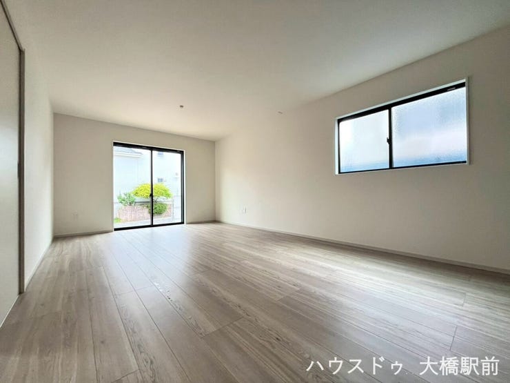 明るく開放感のあるLDKは、家族みんながゆったり過ごせる心地よい空間。家具の配置も楽しめそうです♪