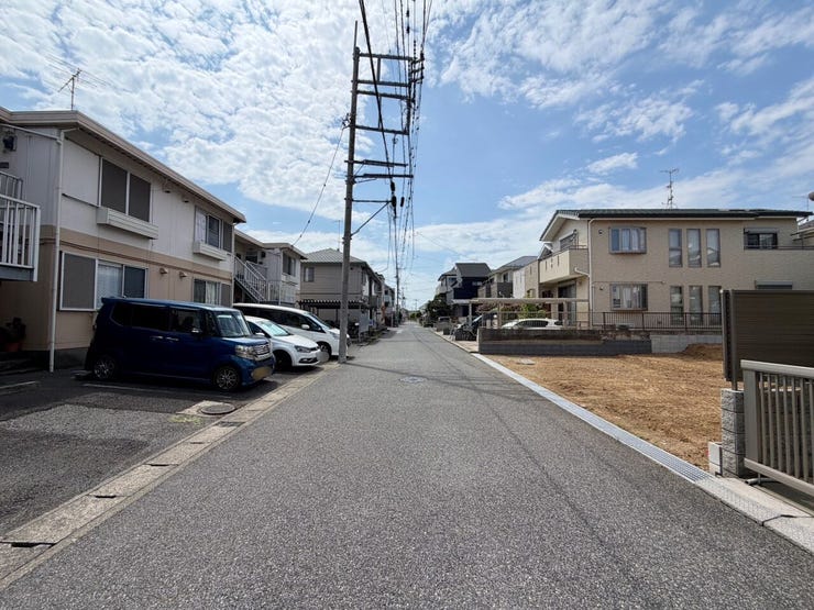 前面道路は約6mで駐車もラクラク♪