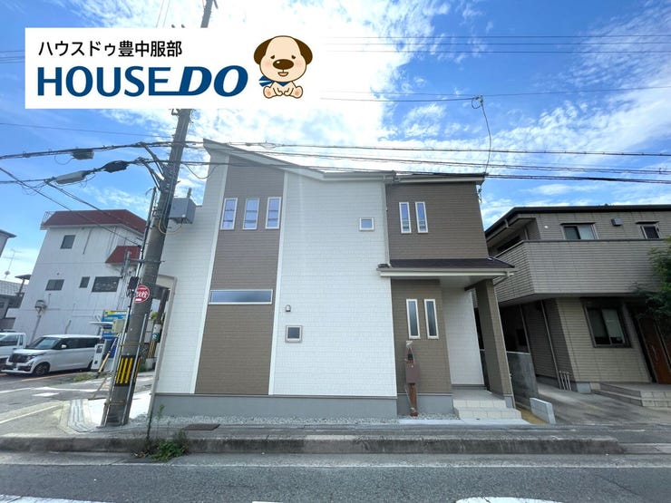 バイカラーの外観が街並みに映える一邸。南向きの陽光と広い前面道路が、角地の心地よい開放感を引き立てます。