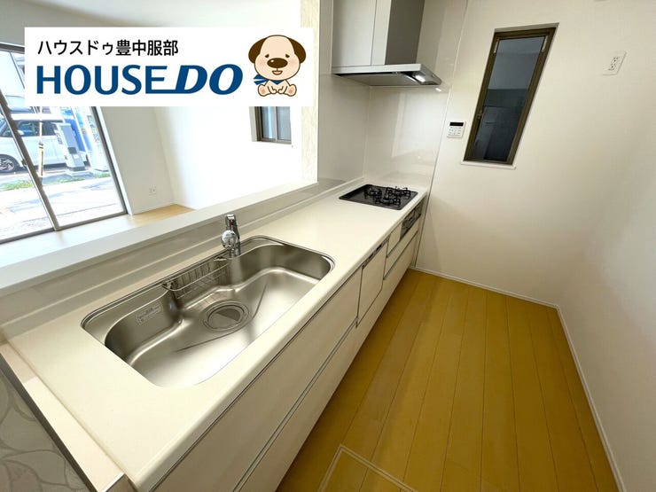 カウンターキッチンに食洗機・浄水器・ワイドシンクを備えた充実設備のキッチン。床下収納もあり、家事がしやすい機能的な空間です。