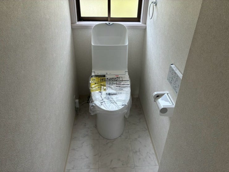 2階トイレも新品交換済みです。朝のトイレ渋滞時にも安心です。