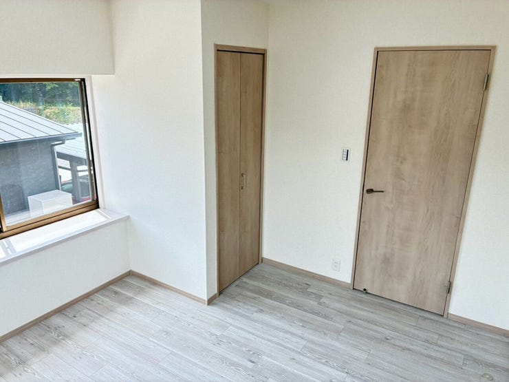 2階洋室6.5帖の天井・壁のクロス貼替、建具交換済です。