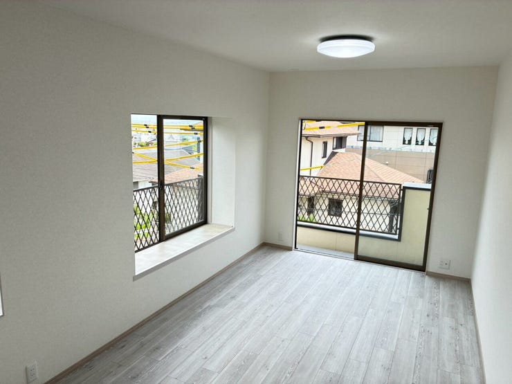 2階の洋室です。広さは9帖あり、クローゼットもあるので夫婦部屋にいかがでしょうか?