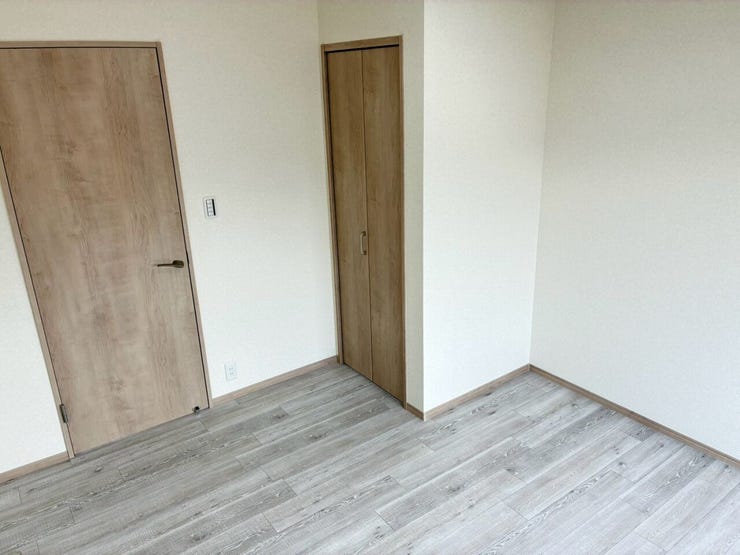 2階洋室6.5帖、こちらの部屋も天井・壁のクロス貼替、建具交換済です。