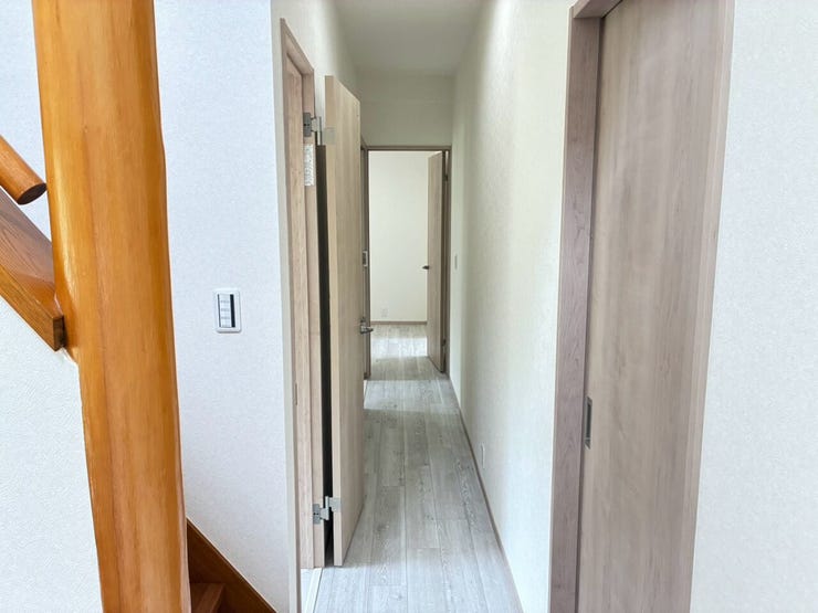 1階廊下です。床、建具、クロスの統一感があり明るく落ち着いた空間になっています。
