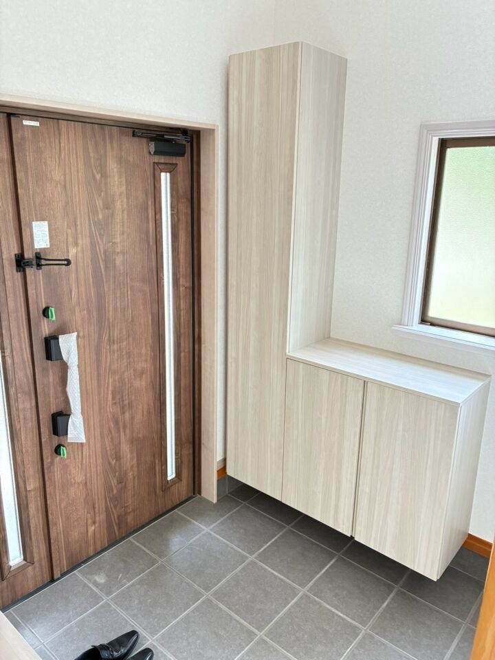 玄関にあるL型の靴箱です。
ブーツやスニーカーなど様々なサイズの靴をたっぷりと収納可能です。